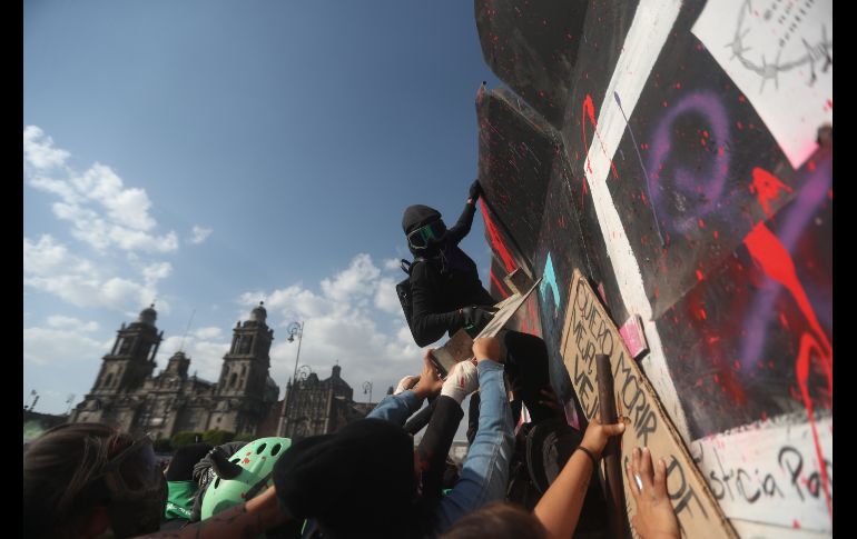 En una marea imparable, por horas y horas caminaron gritando, incansables, contra el patriarcado, contra los violadores, con imágenes de mujeres asesinadas, desaparecidas. EFE / S. Gutiérrez