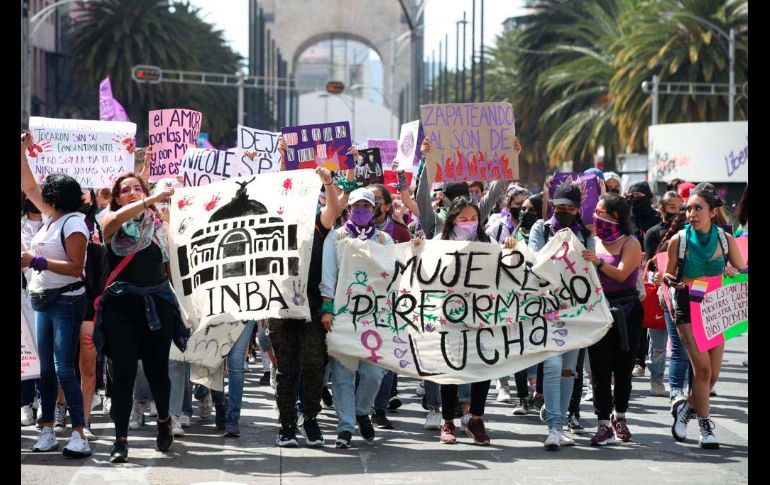 En una marea imparable, por horas y horas caminaron gritando, incansables, contra el patriarcado, contra los violadores, con imágenes de mujeres asesinadas, desaparecidas. SUN / V. Rosas