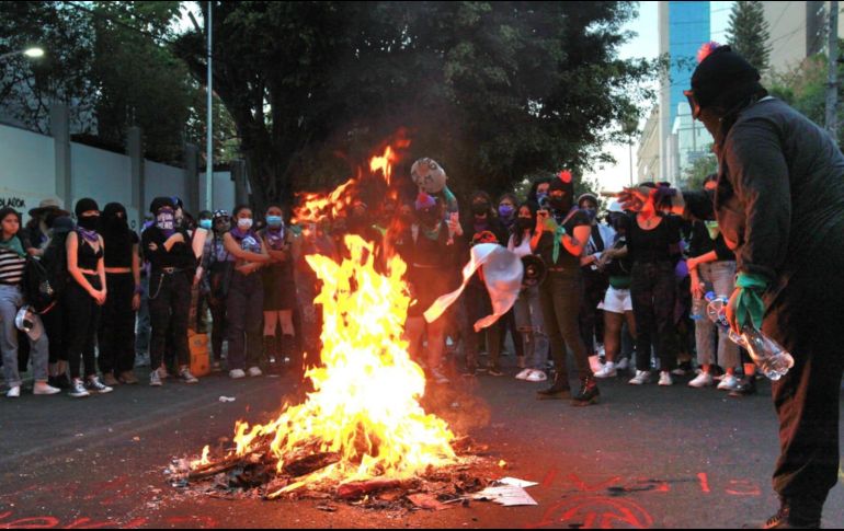 Al terminar la protesta y una vez encendida la fogata las manifestantes bailaron y cantaron alrededor de ella. EL INFORMADOR / R. Bobadilla