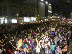 Al paso de las manifestantes, el enojo en forma de vidrios y parabuses rotos no se hizo esperar. EL INFORMADOR/G. Gallo