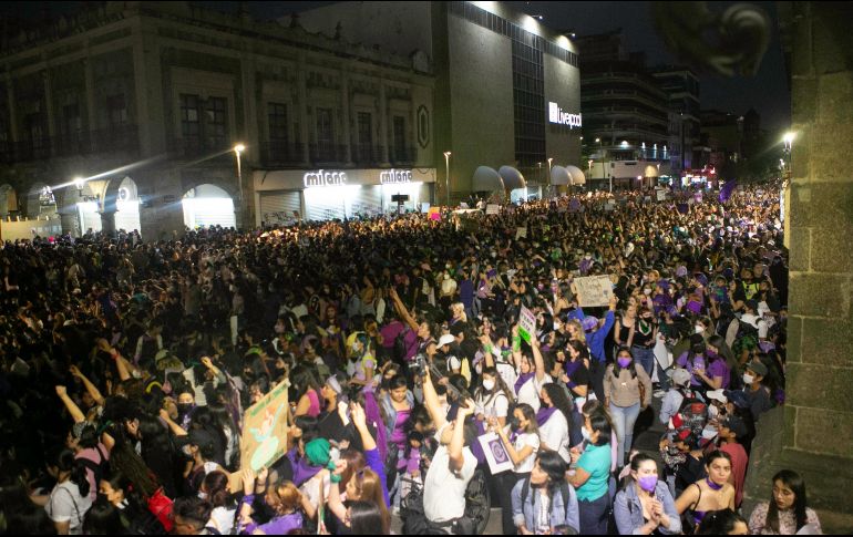 Al paso de las manifestantes, el enojo en forma de vidrios y parabuses rotos no se hizo esperar. EL INFORMADOR/G. Gallo