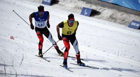 Algunos deportistas como el multicampeón Brian McKeever (izquierda, junto a su guía) decidieron participar en playera cuando la temperatura alcanzó los 17 grados Celsius. AFP / I. Suwanrumpha