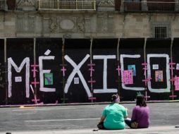 El Gobierno de México colocó vallas metálicas en los principales edificios públicos y privados de Centro Histórico, incluyendo el Palacio Nacional donde reside AMLO. AFP / ARCHIVO