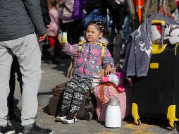 Mientras la guerra continúa, refugiados siguen huyendo de Ucrania a diferentes partes del mundo, como estos ucranianos en un refugio temporal de Bruselas. EFE / S. Lecocq