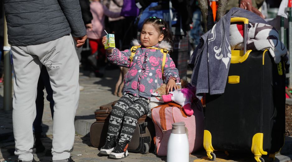 Mientras la guerra continúa, refugiados siguen huyendo de Ucrania a diferentes partes del mundo, como estos ucranianos en un refugio temporal de Bruselas. EFE / S. Lecocq