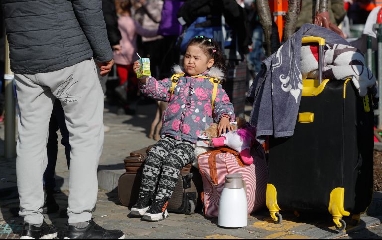Mientras la guerra continúa, refugiados siguen huyendo de Ucrania a diferentes partes del mundo, como estos ucranianos en un refugio temporal de Bruselas. EFE / S. Lecocq