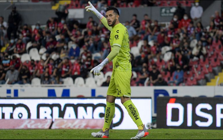 En la imagen también aparece una fotografía en la que se ve al portero de Atlas, con su cubrebocas bien colocado, junto a uno de los presuntos lesionados, quien se encuentra en una cama de hospital. IMAGO7