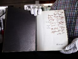 Uno de los primeros manuscritos del padrino, firmado por los actores principales. EFE/ ARCHIVO