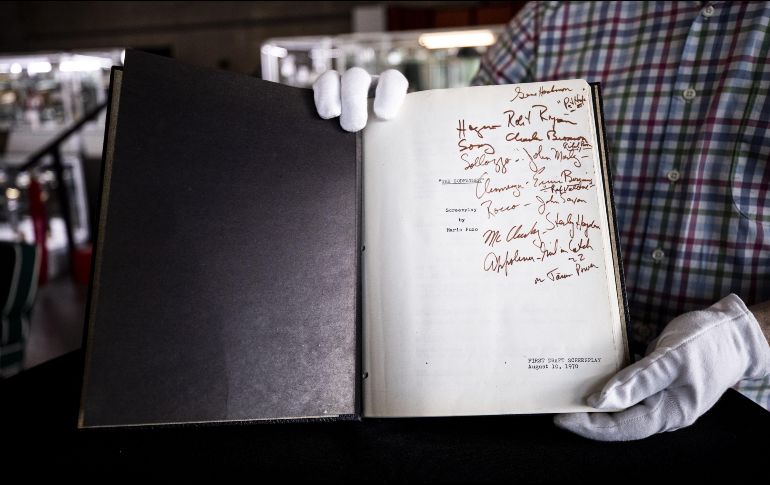Uno de los primeros manuscritos del padrino, firmado por los actores principales. EFE/ ARCHIVO