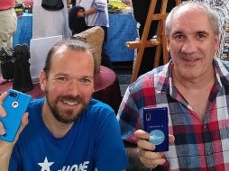 Urs Lesse (izquierda) ayuda a las personas a reparar sus teléfonos. URS LESSE