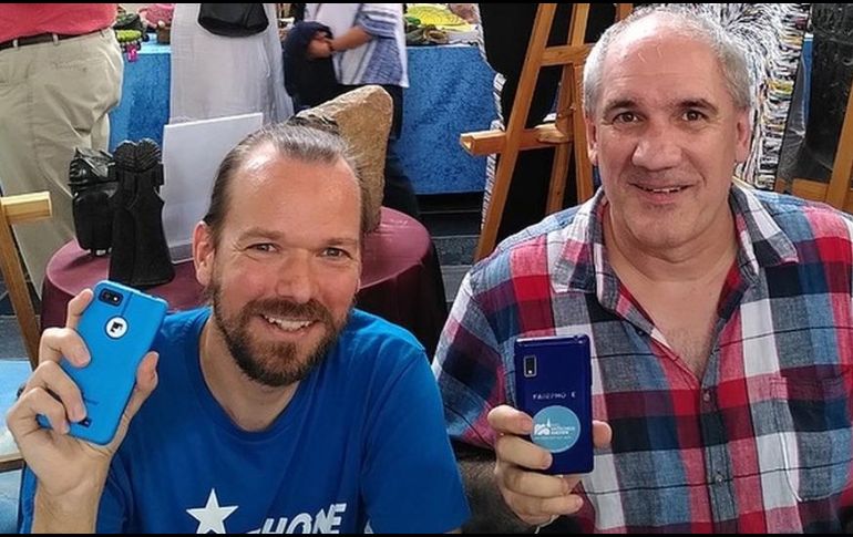 Urs Lesse (izquierda) ayuda a las personas a reparar sus teléfonos. URS LESSE