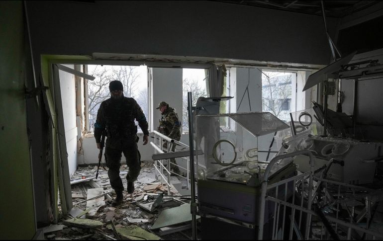 Mariúpol, en la costa del Mar de Azov, está rodeada de las fuerzas rusas, que bombardearon la ciudad pese a promesas de alto el fuego para permitir la evacuación de civiles. AP / E. Maloletka