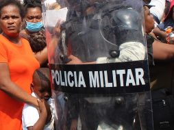 Pasaron varias horas de descontrol y caos, dentro y fuera del INM, antes de que los agentes de migración y elementos de la Guardia Nacional lograran contener a la mayoría de los migrantes. EFE/ J. Blanco