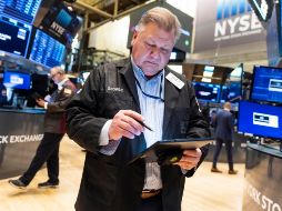 El crudo de Texas, de referencia en EU, cerró la sesión con una bajada del 12.1%, hasta 108.70 dólares, luego de haber alcanzado los 130 dólares en la sesión del domingo. EFE/ J. LANE