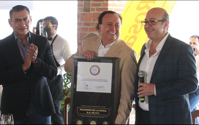 El secretario del Trabajo, Marco Valerio Pérez, entregó la distinción a Enrique Michel Velasco. EL INFORMADOR/A. Camacho