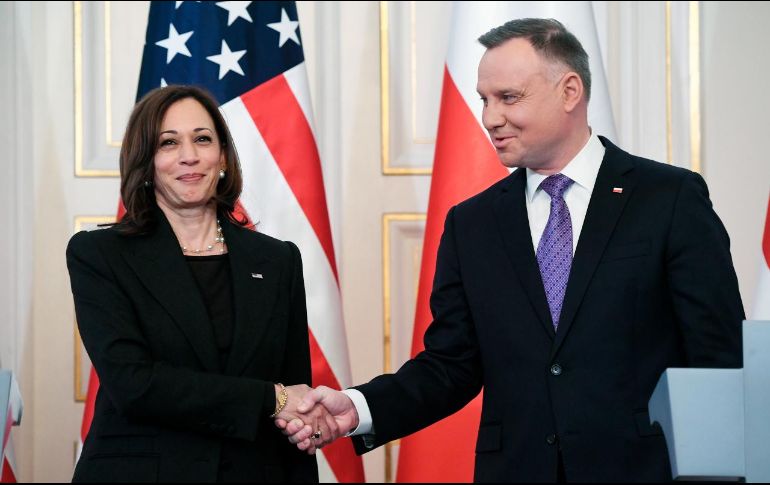 Harris se reunió con el presidente polaco Andrzej Duda en Varsovia, donde fue a demostrar el apoyo de EU. AP / S. Loeb