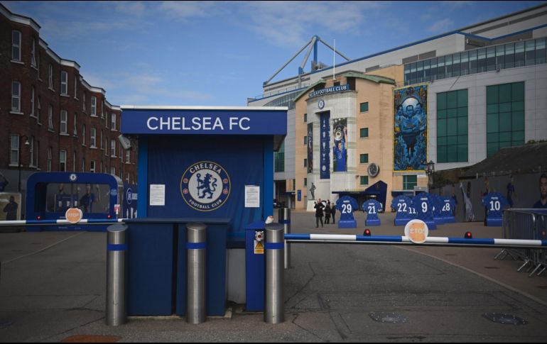 Varios consorcios estadounidenses, dueños de equipos de la NFL, un multimillonario turco, un consorcio saudí y un promotor inmobiliario británico quedan ahora a la espera de que el gobierno dé un permiso especial para comprar al Chelsea.  EFE / N. Hall