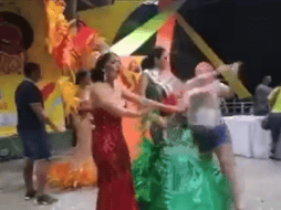 Una mujer inconforme con la decisión del jurado en un concurso de belleza no se quedó de brazos cruzados. FACEBOOK: Jhon Jairo Suarez Serna