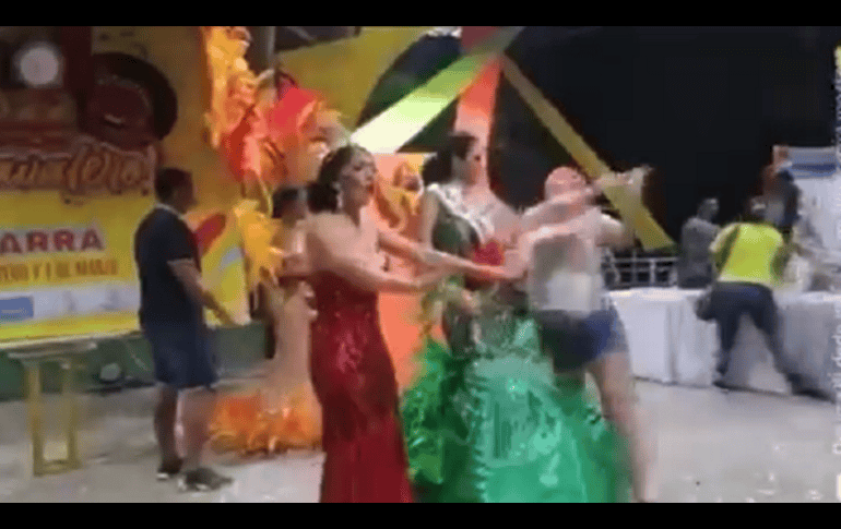 Una mujer inconforme con la decisión del jurado en un concurso de belleza no se quedó de brazos cruzados. FACEBOOK: Jhon Jairo Suarez Serna