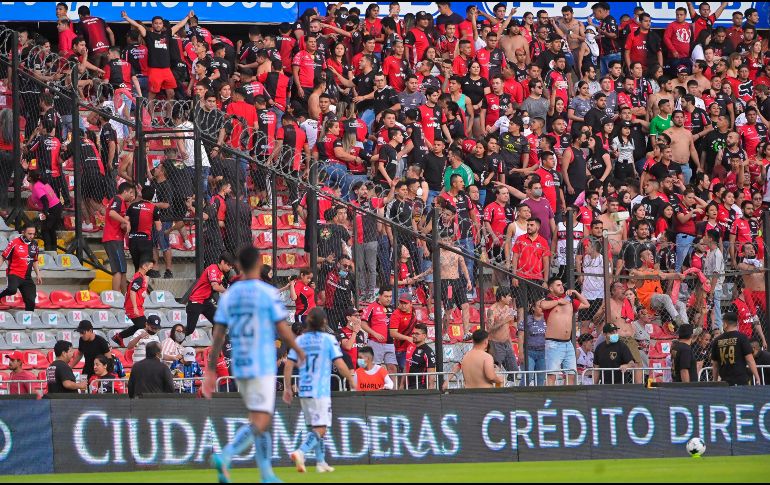 Dos maneras diferentes de ver un mismo problema. La violencia en el futbol mexicano, específicamente en las tribunas con las porras o barras no es nueva y se ha presentado en un sinfín de ocasiones. IMAGO7