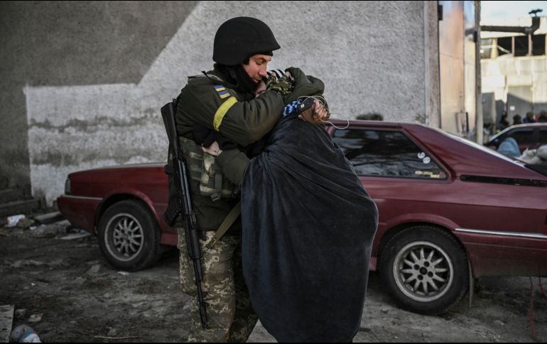 Los tanques rusos tienen rodeadas las ciudades más importantes de Ucrania. AFP/A. Messinis