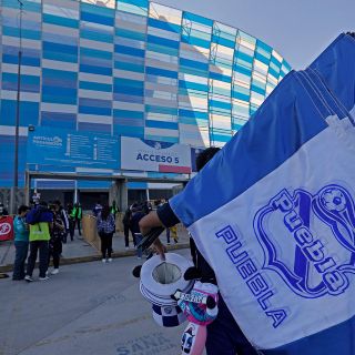 "¿Cómo vamos al futbol y no vamos a aplaudir?": Gobernador de Puebla defiende a las barras