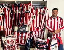 El tapatío Juan Antonio Pinto vive en la Ciudad de México, pero viene a Guadalajara cuando juegan las Chivas. En la imagen, con sus más de 250 playeras de su equipo. EL INFORMADOR / E. GÓMEZ