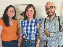 Las artistas Deny Blu y Jessica Gadga posan en compañía del curador, Joaquín Sánchez Román. EL INFORMADOR/R. Solís