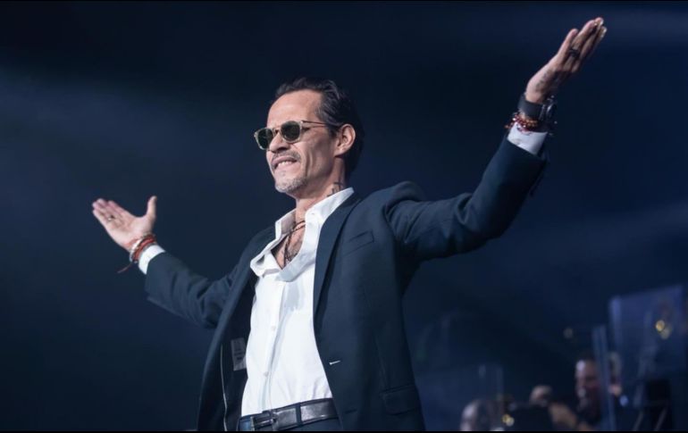Marc Anthony se hincó y besó al escenario del Palacio de los Deportes. TWITTER / @ocesa_total
