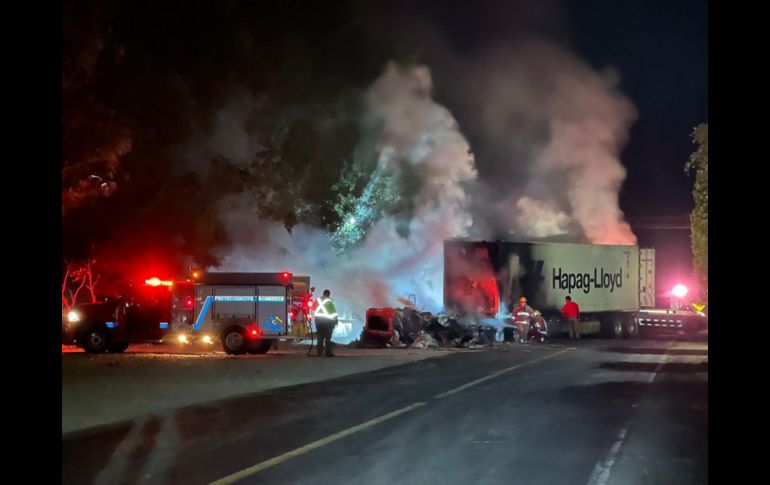 Los dos vehículos de carga pesada incendiados intencionalmente en la comunidad de La Garita. ESPECIAL