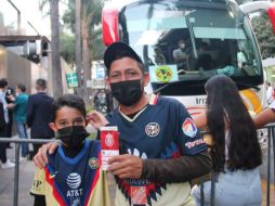 Bernardo Maldonado fue el beneficiado con tres tickets; piensa ir él y sus dos hijos, para disfrutar del Clásico Nacional. EL INFORMADOR/E. Gómez