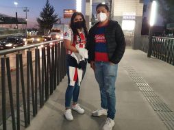 Ana y Alberto decidieron dejar el coche para llegar más rápida y económicamente al estadio Akron para ver el partido de Chivas vs América. EL INFORMADOR Y. MORA