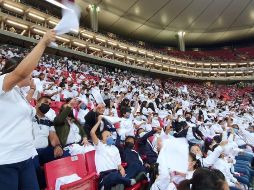 Ataviados con una camiseta blanca y con ánimo entusiasta, miles de niños fueron al Akron a apoyar a las Chivas. EL INFORMADOR/ D. REOS