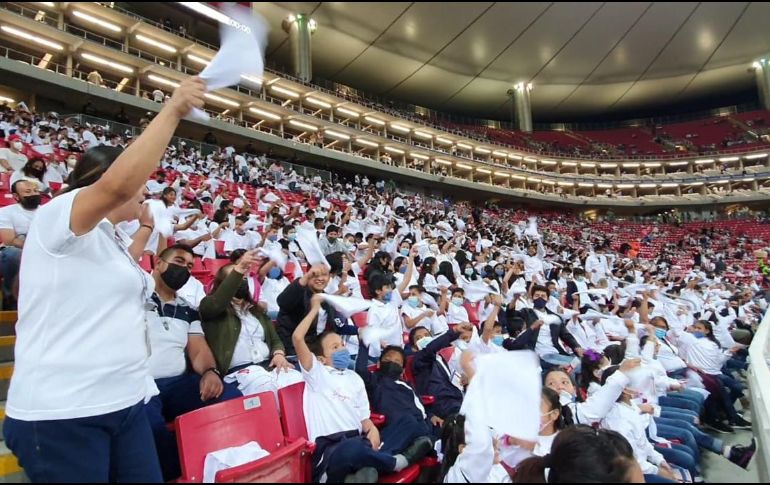 Ataviados con una camiseta blanca y con ánimo entusiasta, miles de niños fueron al Akron a apoyar a las Chivas. EL INFORMADOR/ D. REOS