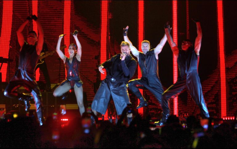 Ricky Martin se presentó en la Arena VFG este sábado en Guadalajara; se acompañó en todo momento de su equipo de baile. EL INFORMADOR / A. CAMACHO