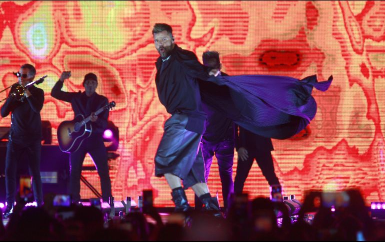 Ricky Martin apareció en el escenario al filo de las 21:30 horas entonando las famosas estrofas de 