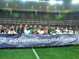 Previo al arranque del partido, los jugadores hicieron un llamado a la paz. IMAGO7/S. Bautista