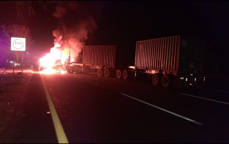 Uno de los vehículos de carga pesada incendiados en el kilómetro  143+500 autopista (50) Acatlán de Juárez-Colima. ESPECIAL
