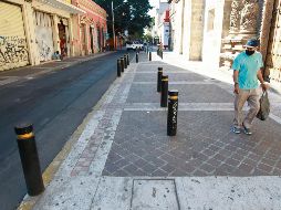 Estorban. Ciudadanos se quejan de la mala distribución de los bolardos; en la calle de Santa Mónica colocaron tres piezas a la mitad de la banqueta, quitan espacio y representan riesgo para los peatones. El Informador/ A. Camacho