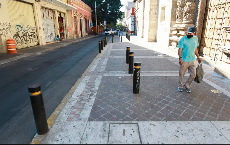 Estorban. Ciudadanos se quejan de la mala distribución de los bolardos; en la calle de Santa Mónica colocaron tres piezas a la mitad de la banqueta, quitan espacio y representan riesgo para los peatones. El Informador/ A. Camacho