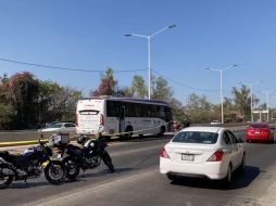 El cuerpo de la víctima permaneció sobre el Periférico, a la altura de la estación Belenes, a la espera que las autoridades forenses se presentaran en el sitio para recoger el cuerpo. ESPECIAL