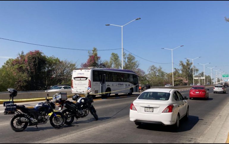 El cuerpo de la víctima permaneció sobre el Periférico, a la altura de la estación Belenes, a la espera que las autoridades forenses se presentaran en el sitio para recoger el cuerpo. ESPECIAL