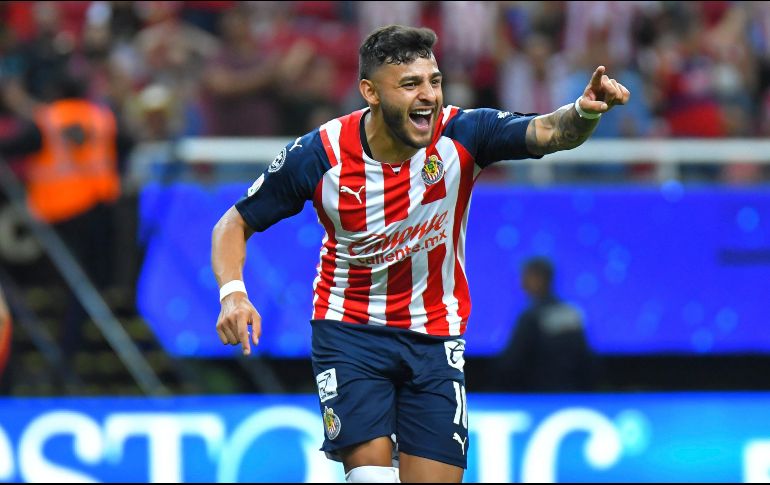 Alexis Vega ha estado encendido con Chivas y llega a este Clásico Tapatío con cuatro goles en el presente torneo, superando las dos dianas que tienen Quiñones y Furch. IMAGO7