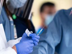 Pfizer es una de las farmacéuticas que produce la vacuna contra el COVID-19, aunque no posee ni opera centros de producción en Rusia. AFP / ARCHIVO