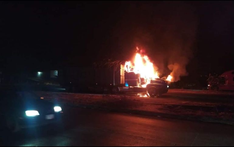 Aunque ayer hubo bloqueos a la circulación por vehículos de carga incendiados em Colima, las autoridades no han informado detalles. ESPECIAL