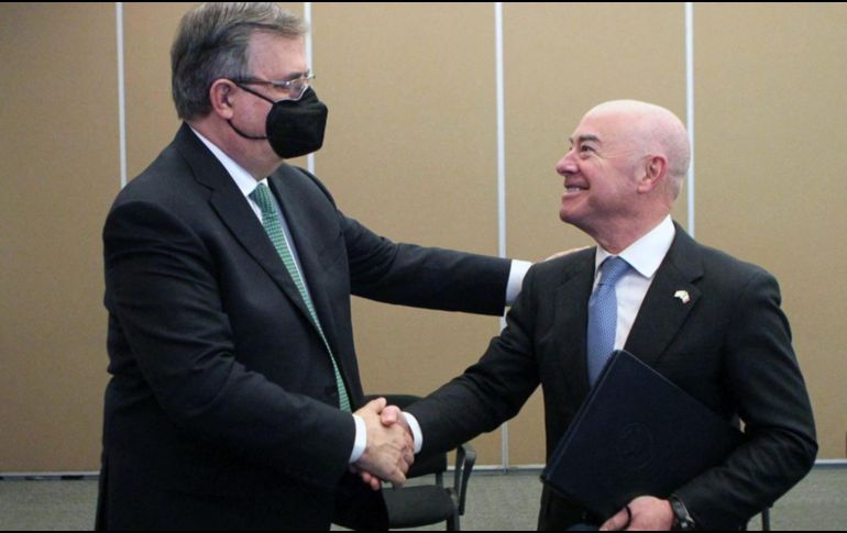 El canciller mexicano Marcelo Ebrard (i) saluda al secretario de Seguridad Nacional de Estados Unidos, Alejandro Mayorkas. AFP/Presidencia de México