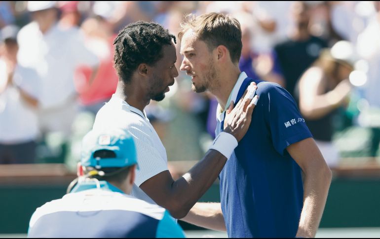 Rebasado. El reinado de Daniil Medvedev (der.) en la ATP fue breve gracias a la determinación de Gael Monfils. EFE/ J. Mabanglo