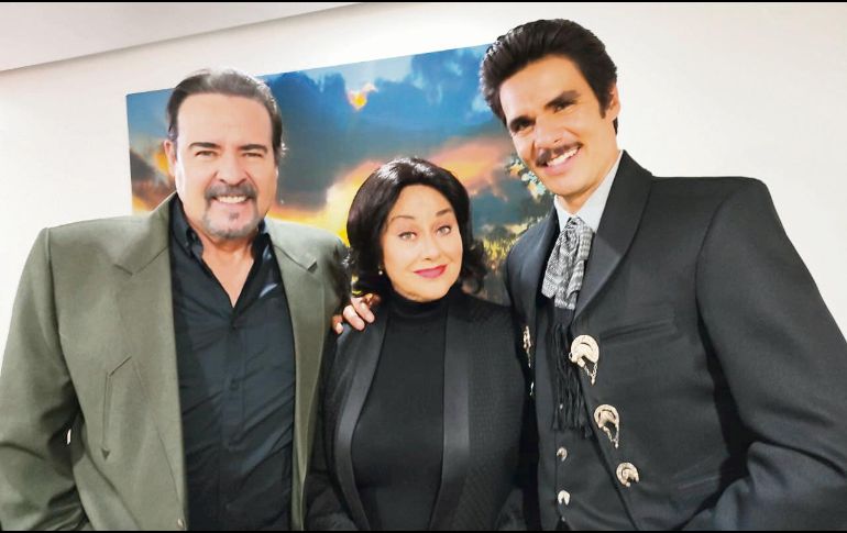Acompañado. César Évora, Angélica Aragón y Eduardo Barajas, durante las grabaciones de la bioserie. Cortesía