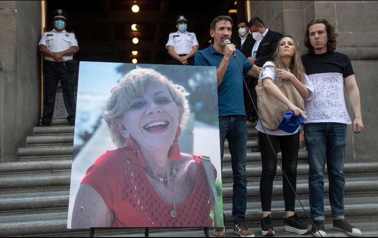 Hijos y nietos de las acusadas ofrecieron una rueda de prensa a las afueras de la SCJN. EFE/I. Esquivel