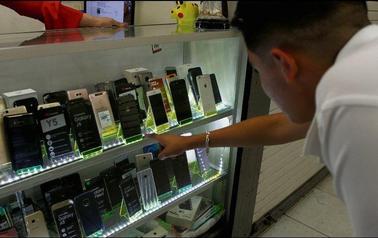 Los estudiantes de México que están registrados en el programa reciben mil 800 pesos cada dos meses y el Iphone 12 tiene un costo mínimo de 19 mil pesos. EL INFORMADOR / ARCHIVO